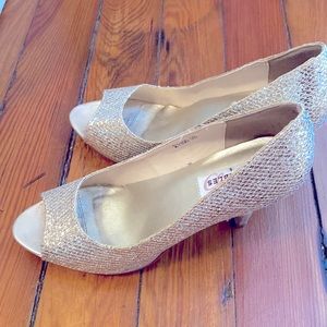 Dyeables Gold Sparkle Open-Toe 4-inch Heels, Women’s Size 9